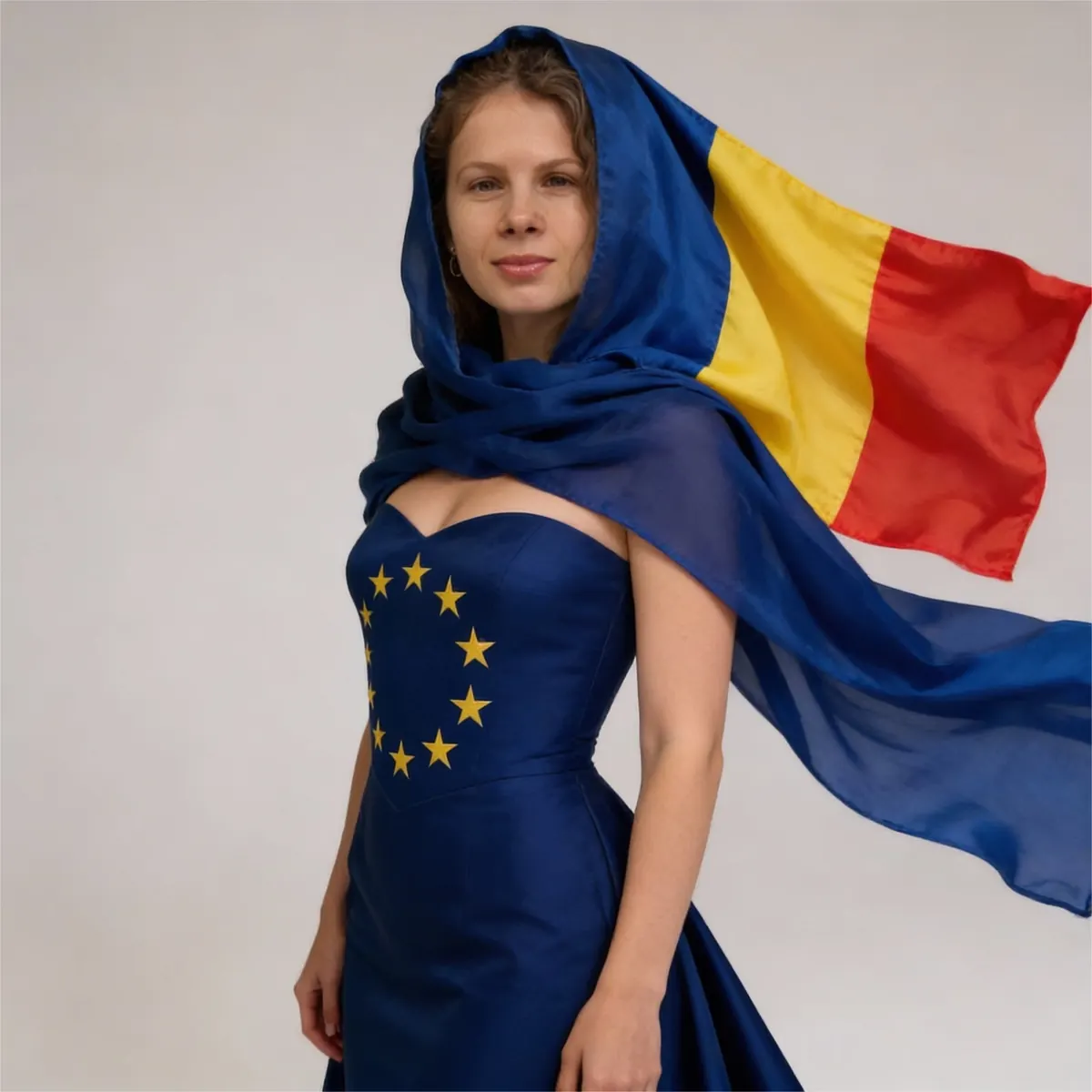 Roxana Cantea, într-o rochie cu motivul drapelului Uniunii Europene, cu un fular albastru, galben și roșu pe cap