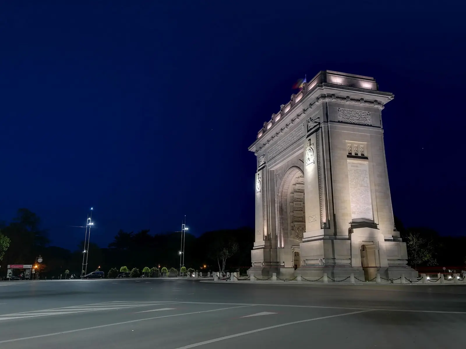 Arcul de Triumf din București, iluminat noaptea, pe un cer albastru închis