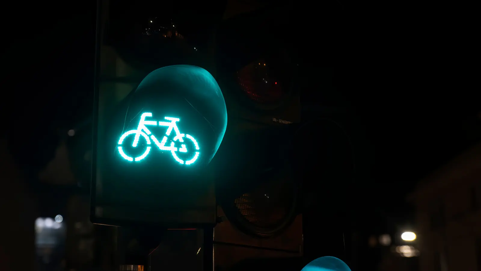 Semafor verde pentru biciclete, noaptea, în București