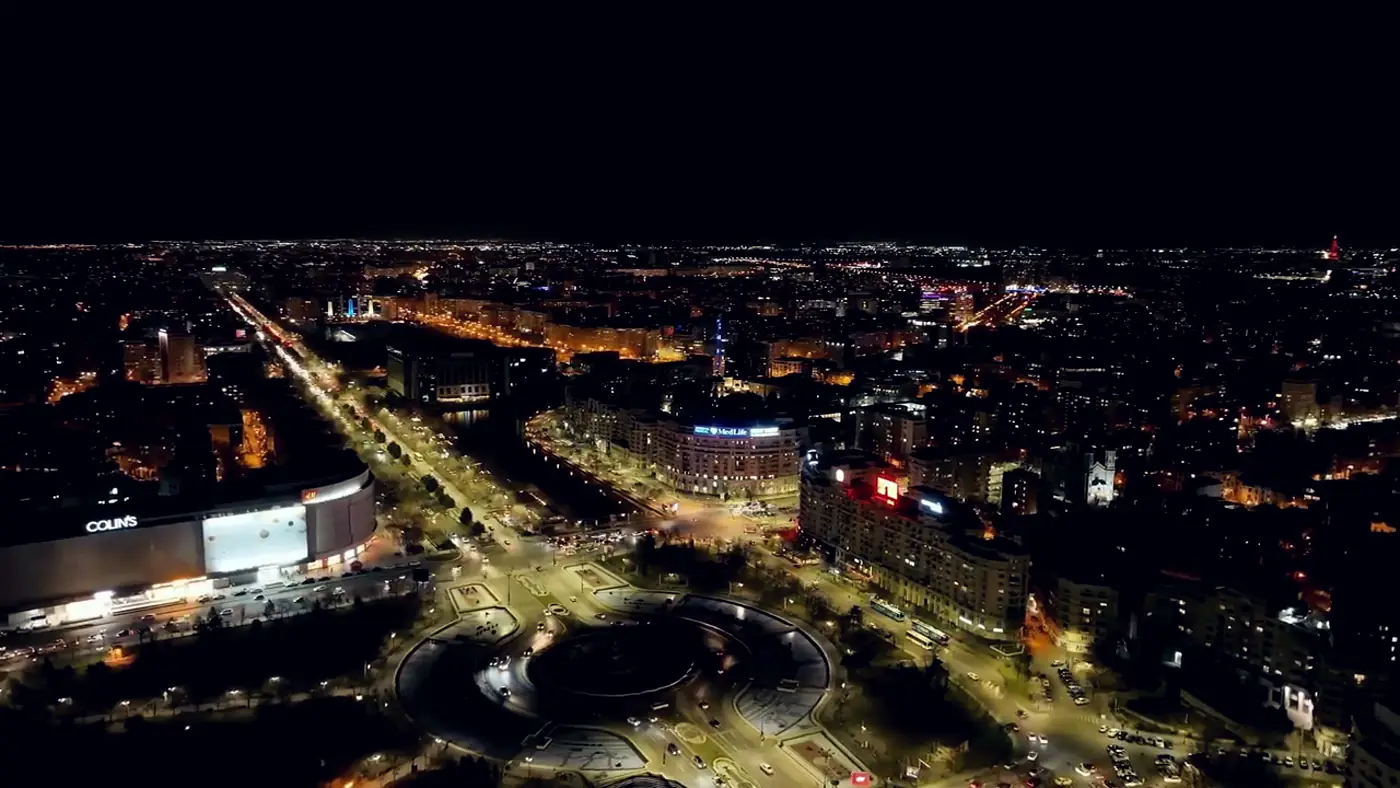 Un bulevard și o piață din București, noaptea, văzute de sus