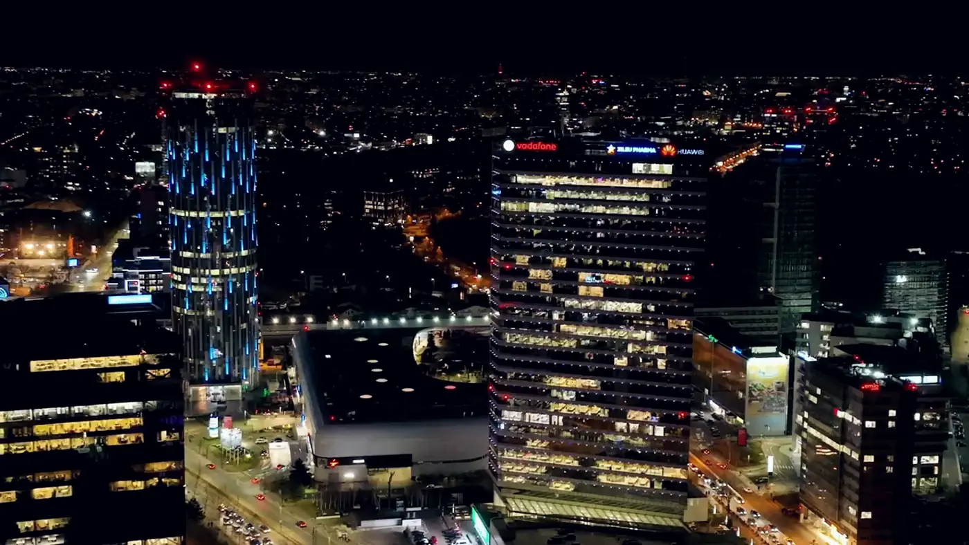 Clădiri de birouri din București, noaptea, văzute din dronă